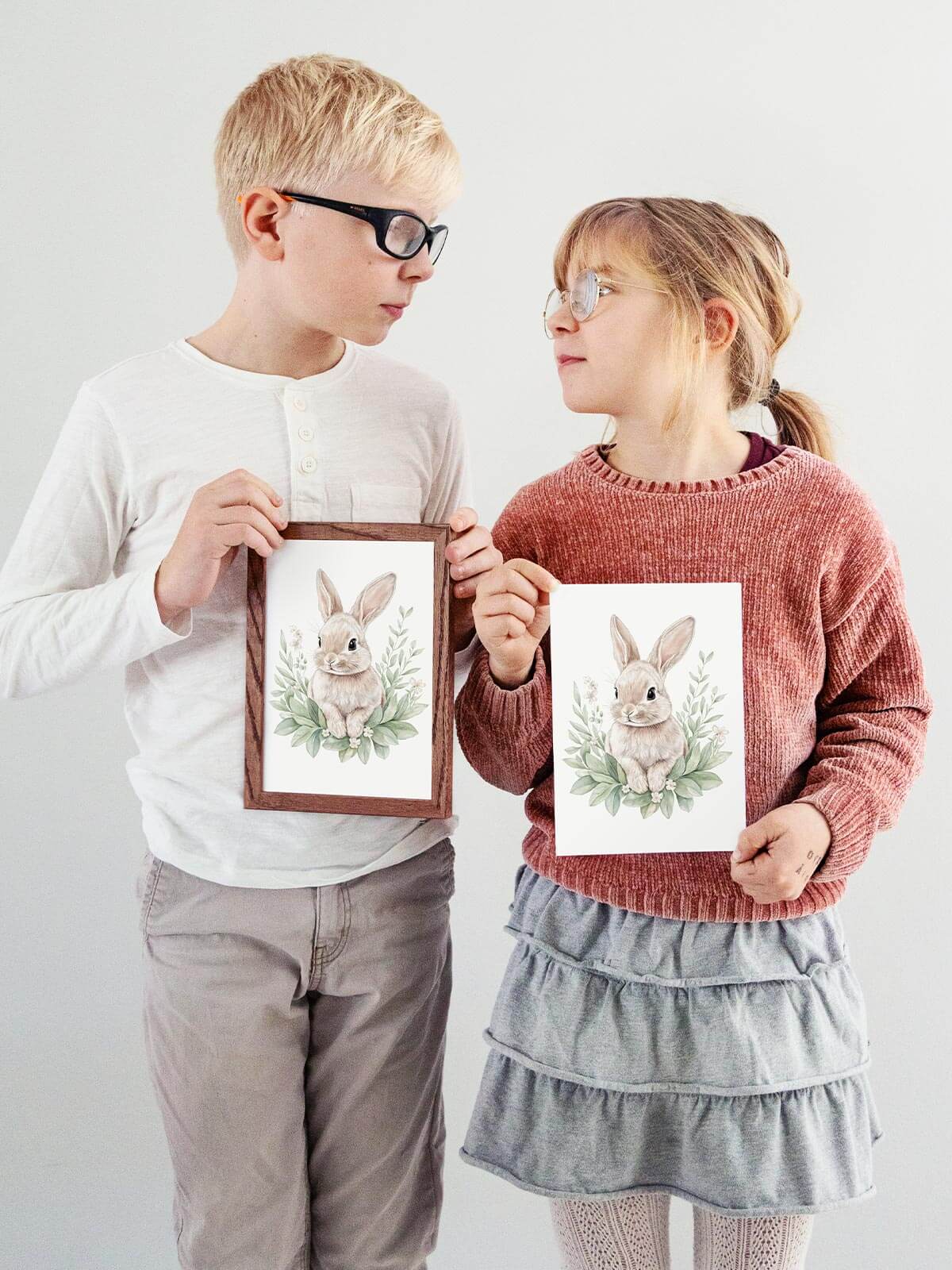 Barn håller handmålat A5-kort med kaninen Bonnie i mörkbrun ekram
