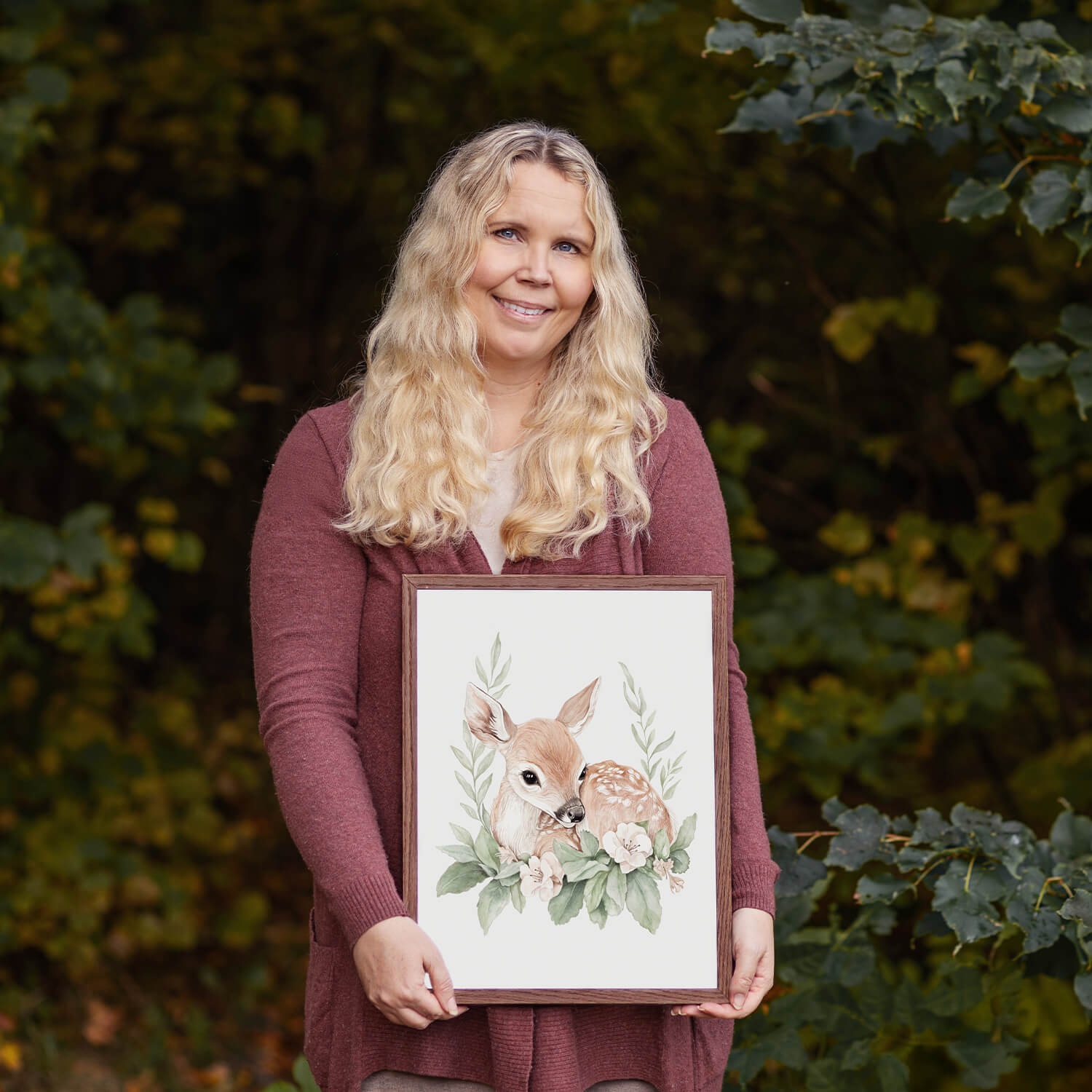 Illustratör Karolina Brunström med barnpostern Luna i skogen