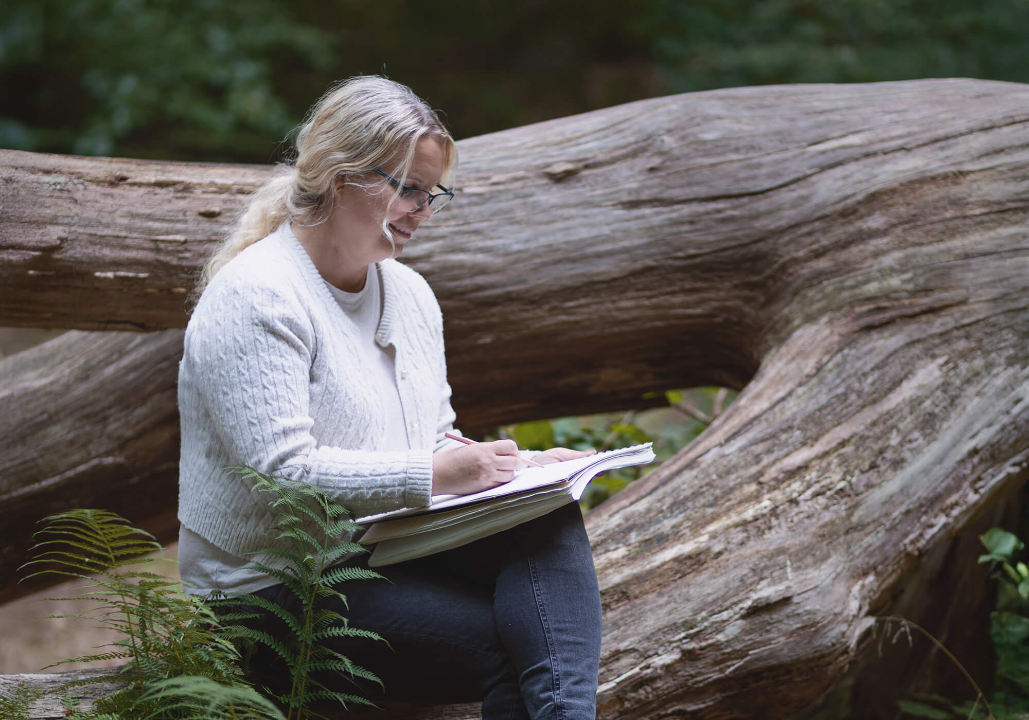Karolina Brunström målar med akvarell i skogen
