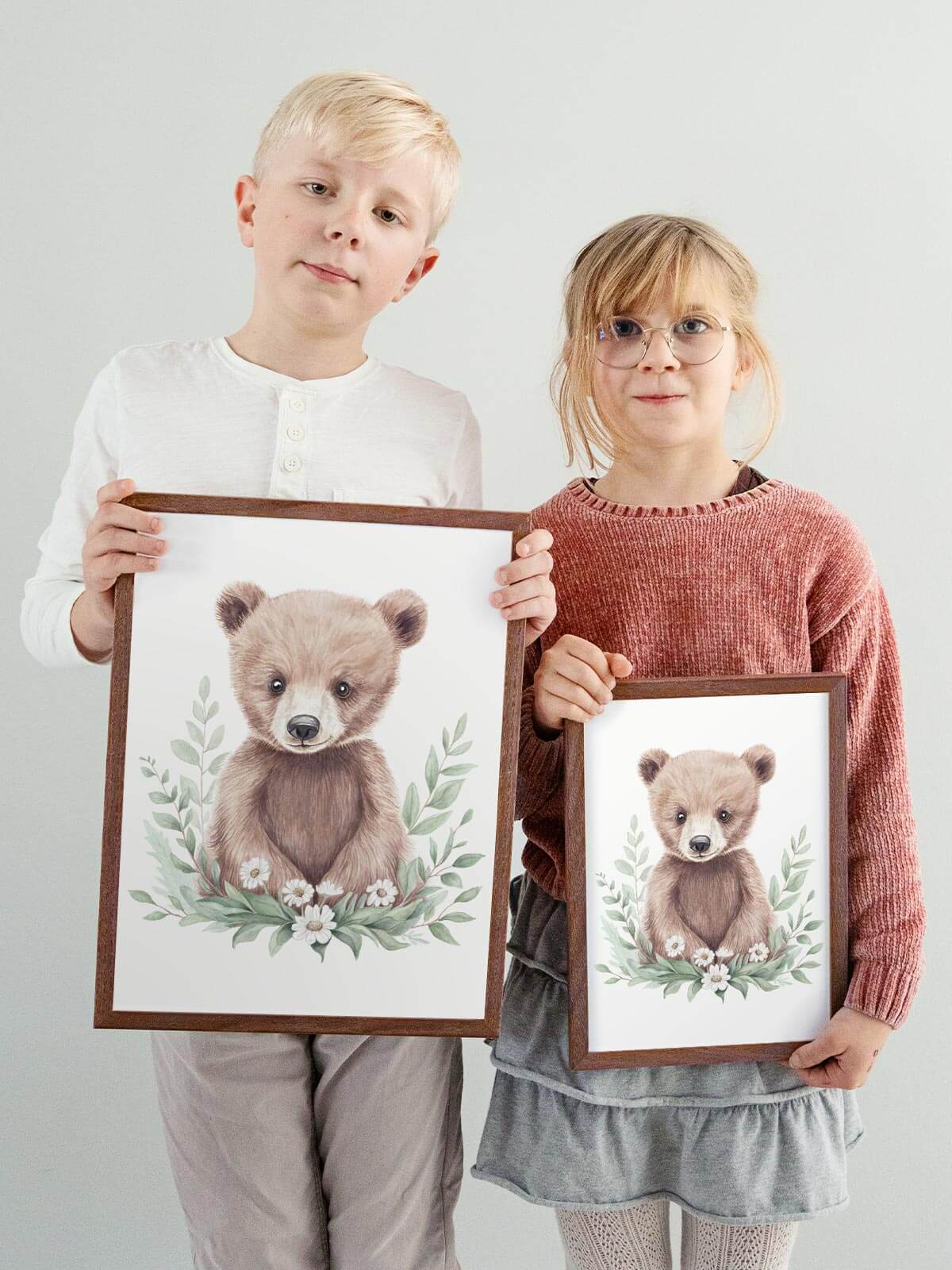 Barn håller handmålad poster med björnen Benji i mörkbrun ekram