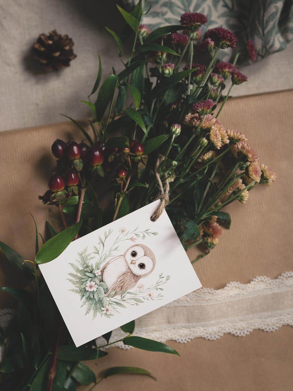 Handmålat vikbart minikort med uggla Nova från Woodland Wonders, presentidé med blombukett och paket
