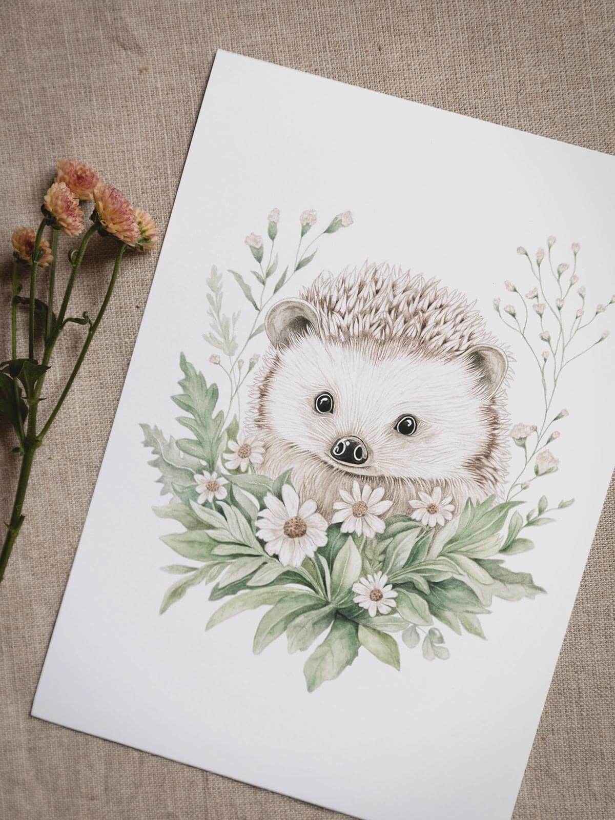 A5 akvarellkort igelkott Nilo på linneduk med blomma