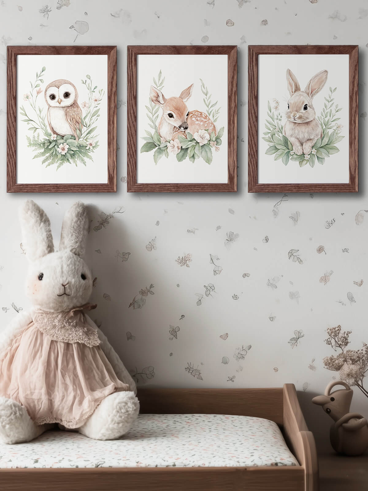 Handmålade akvarellkort A5 med Nova, Luna och Bonnie i mörkbrun ekram, trio-paket, närbild i barnrum