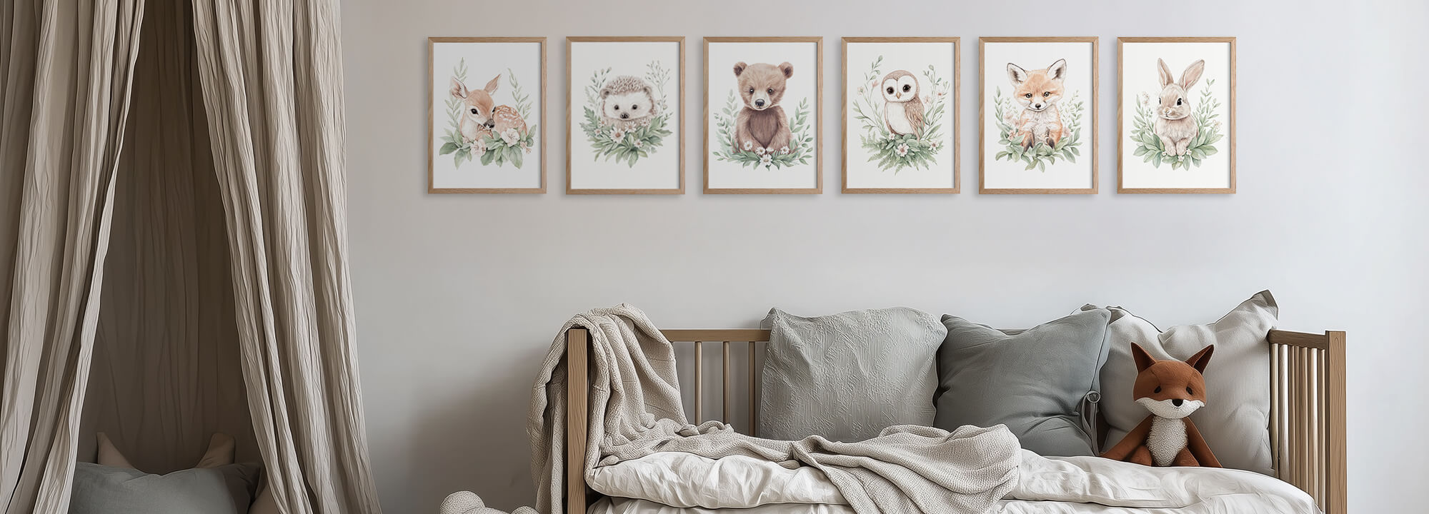 Lugnt barnrum med handmålade akvarellposters från Woodland Wonders på väggen