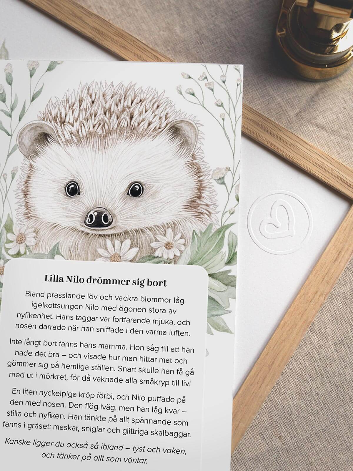Nilo igelkotten poster med hjärtprägling och berättelsekort
