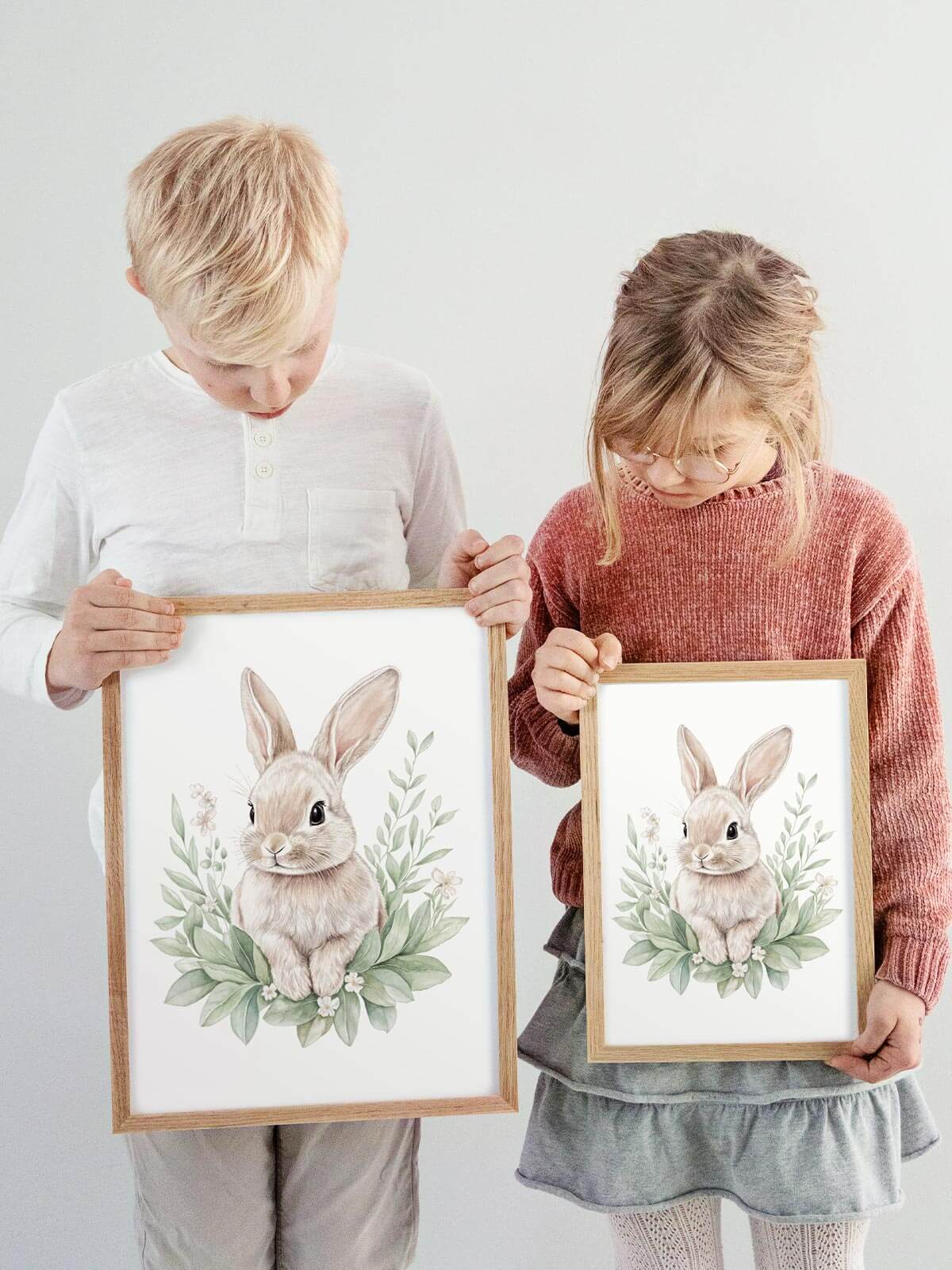 Barn håller handmålad poster med kaninen Bonnie i ekram