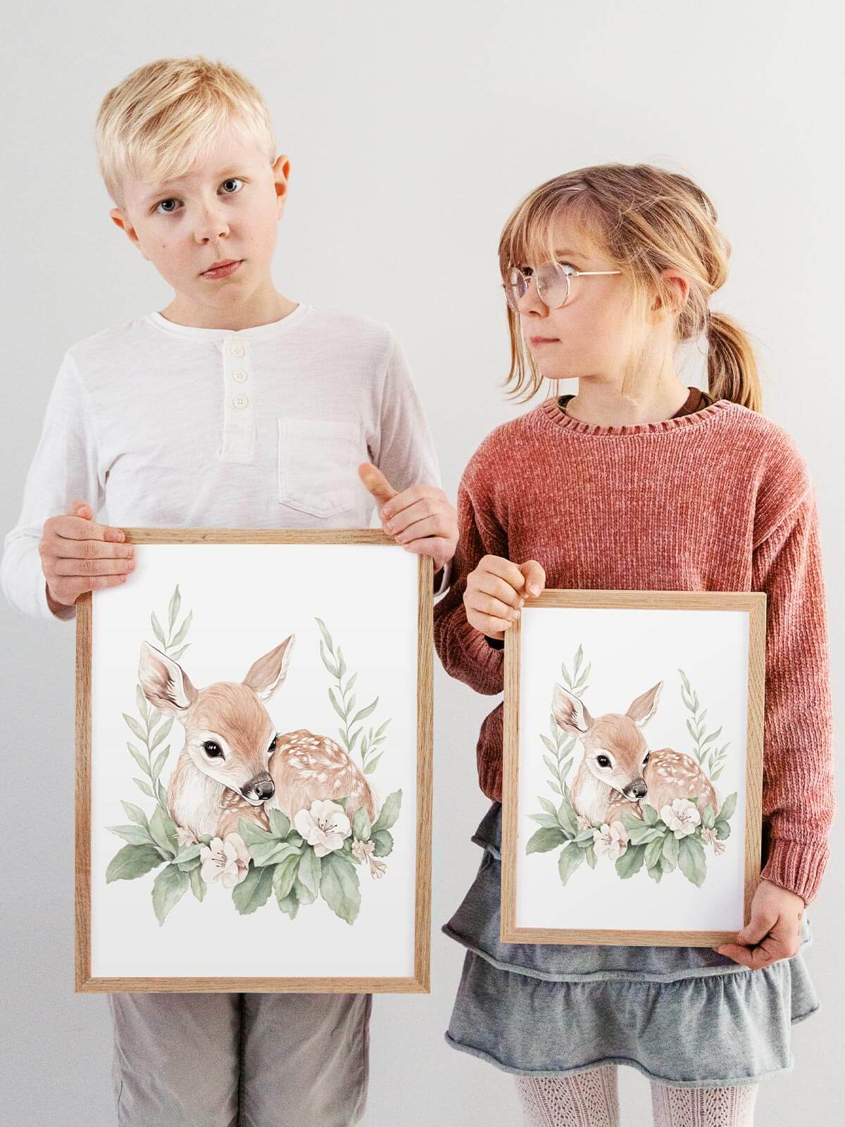 Barn håller handmålad poster med rådjuret Luna i ekram