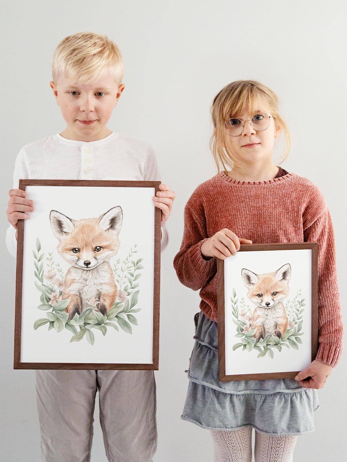 Barn håller handmålad poster med räven Remi i mörkbrun ekram