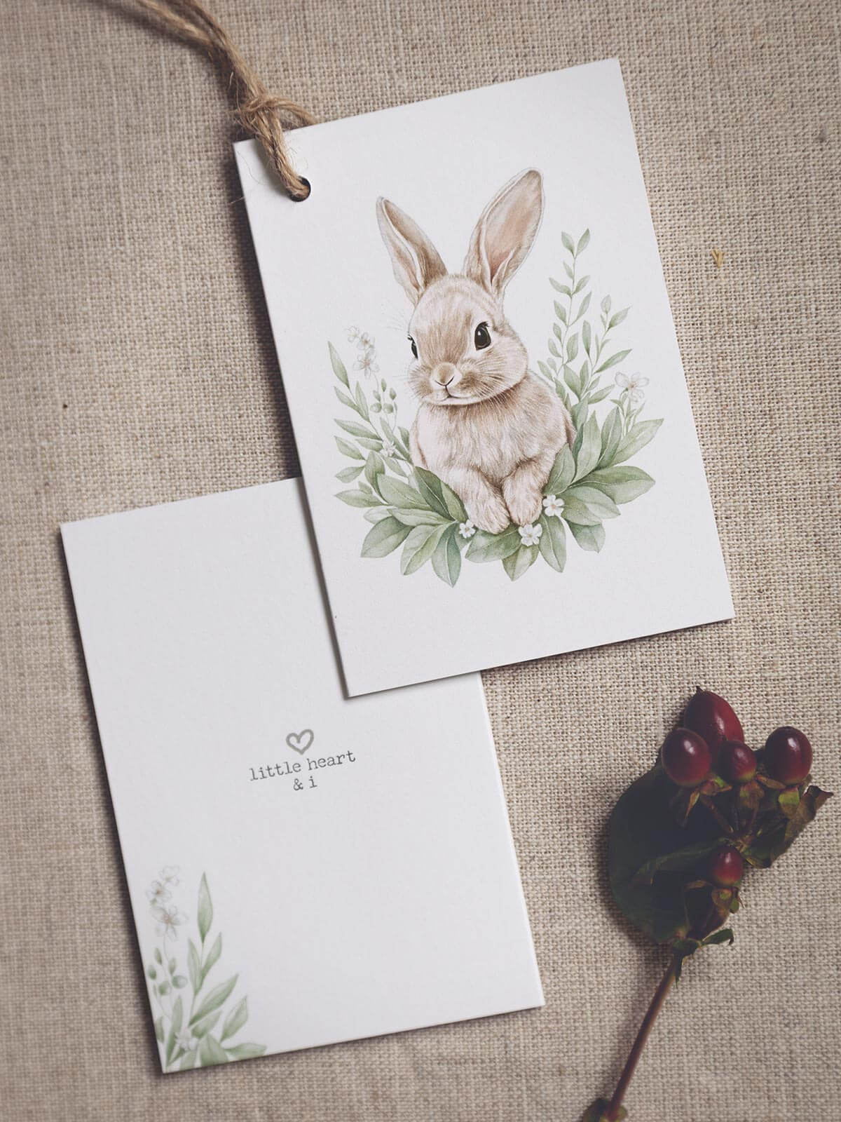 Vikbart minikort hare Bonnie fram- och baksida på linneduk med blomma och natursnöre