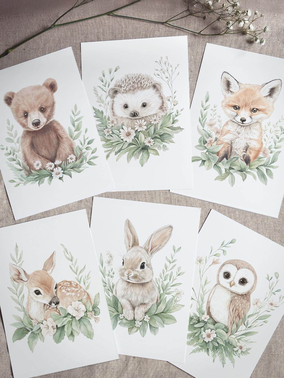 Sex A5 akvarellkort från Woodland Wonders-kollektionen på linneduk med blomkvist