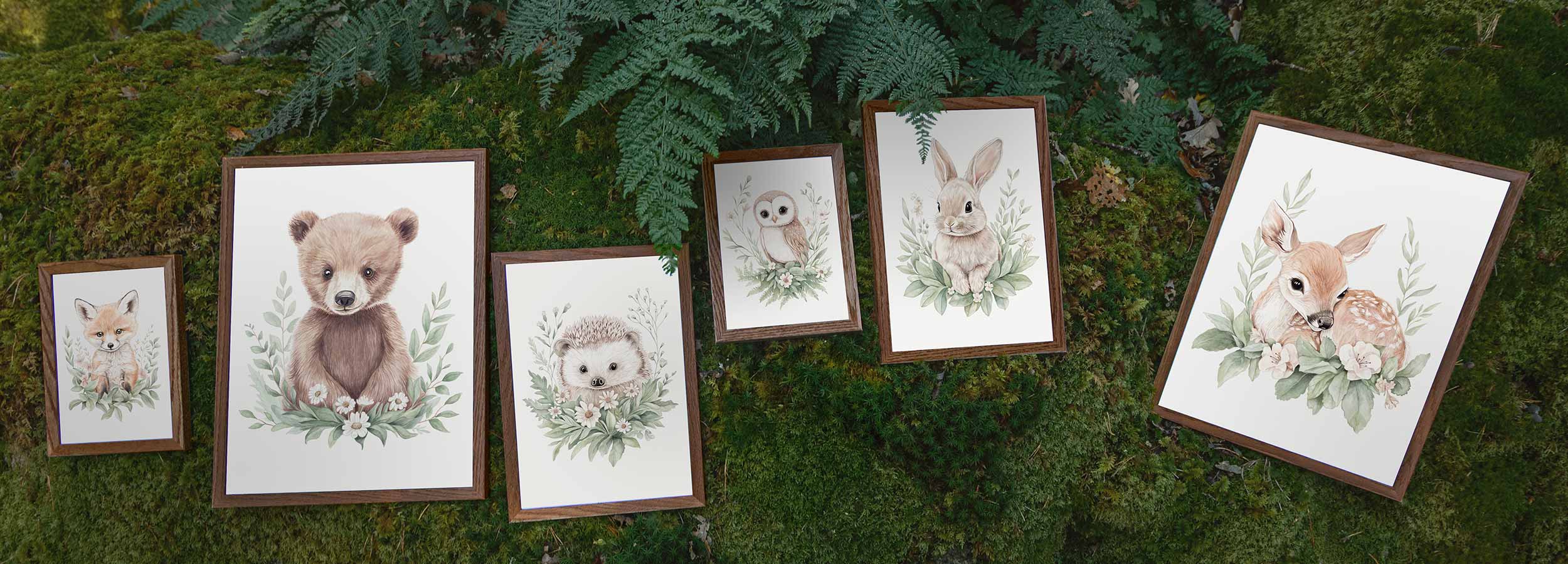 Woodland Wonders-kollektionen med handmålade barnposters i akvarell, fotograferade i naturlig skogsmiljö